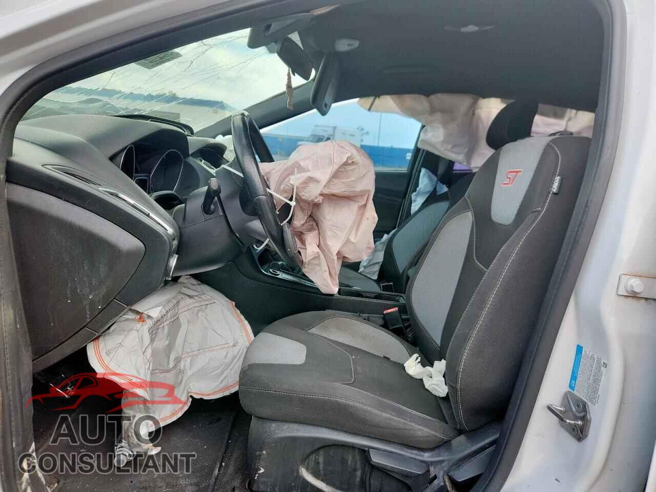 FORD FOCUS 2017 - 1FADP3L95HL260466