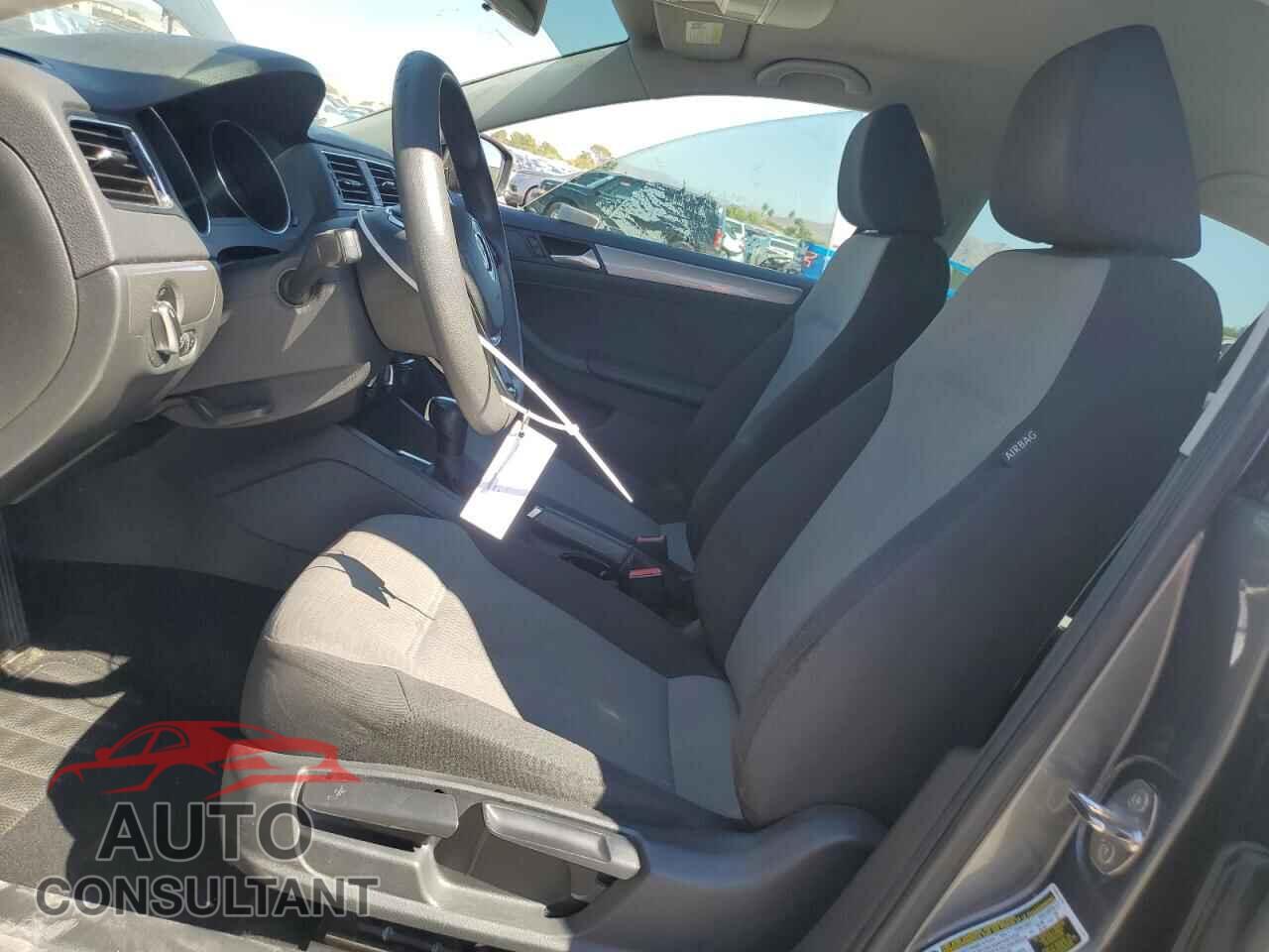 VOLKSWAGEN JETTA 2018 - 3VW2B7AJ4JM232695
