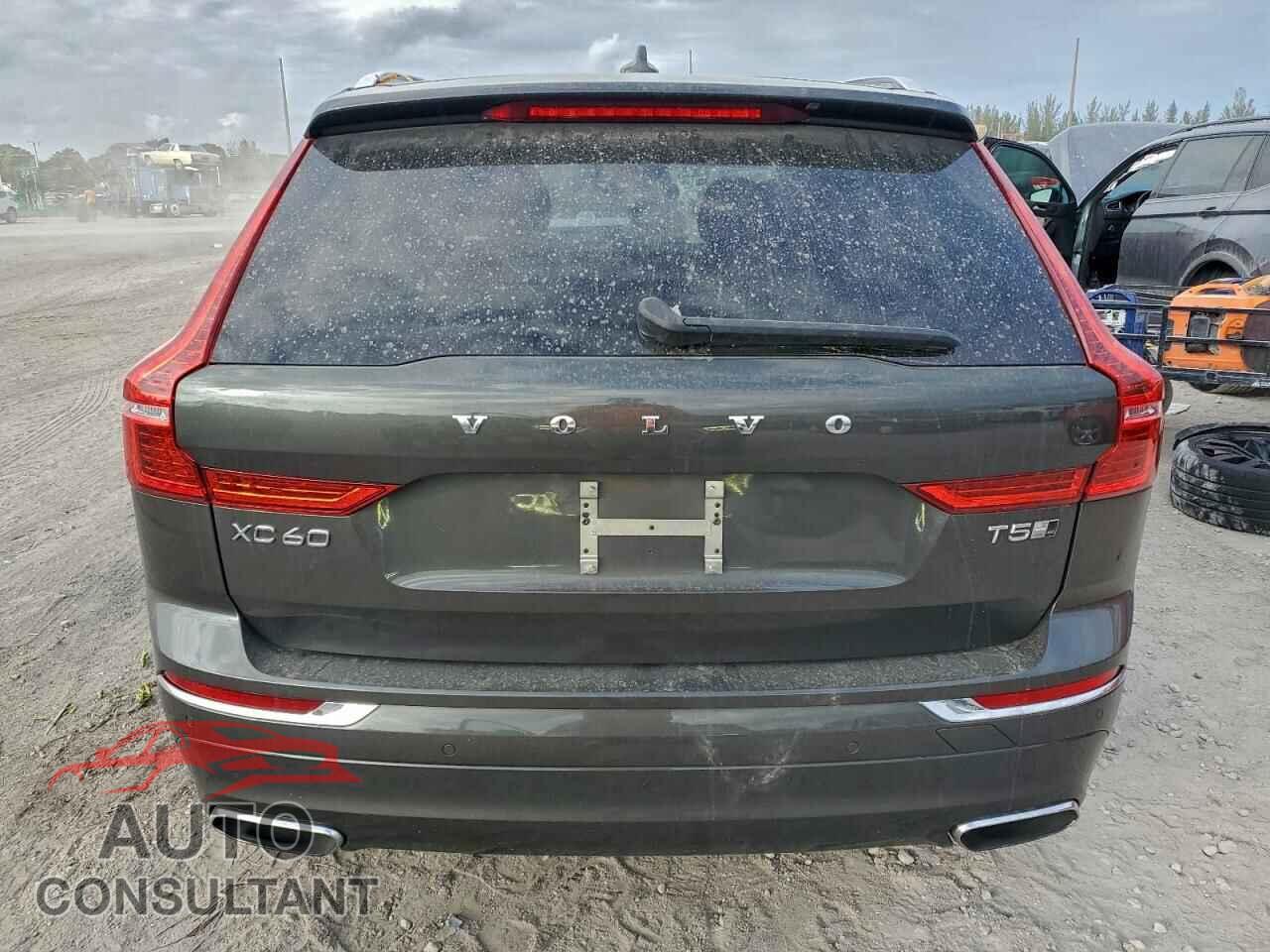 VOLVO XC60 2018 - YV4102RL2J1005027