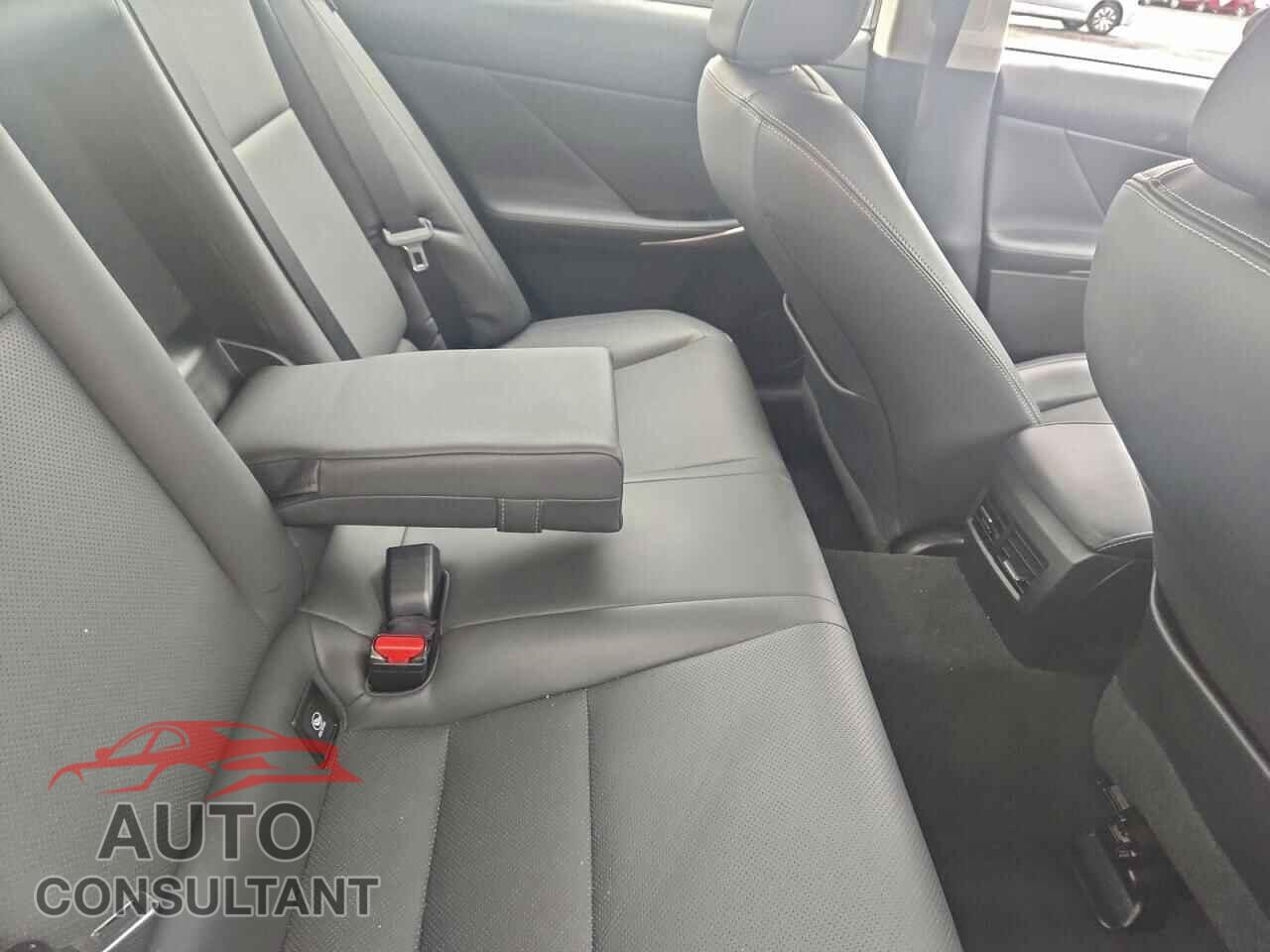 LEXUS IS 2015 - JTHCF1D23F5017298