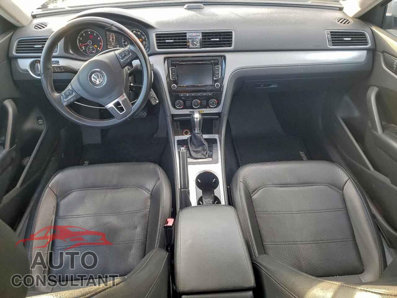 VOLKSWAGEN PASSAT 2013 - 1VWBP7A38DC050443
