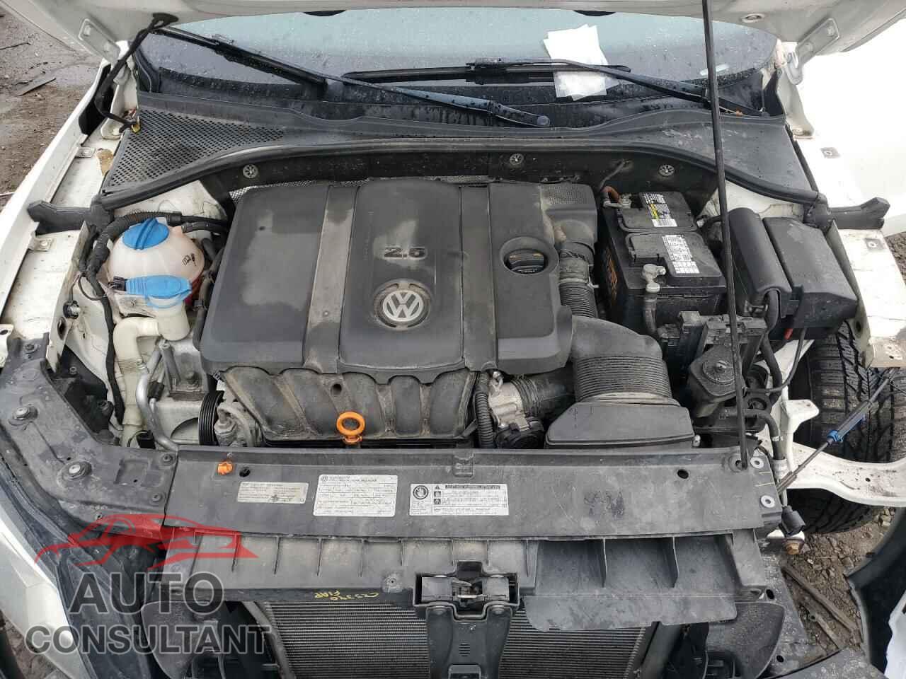 VOLKSWAGEN PASSAT 2012 - 1VWBH7A33CC093020