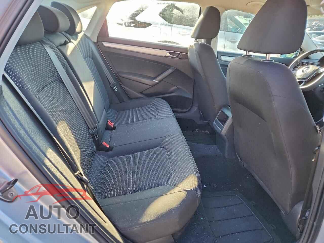 VOLKSWAGEN PASSAT 2017 - 1VWAT7A38HC031825