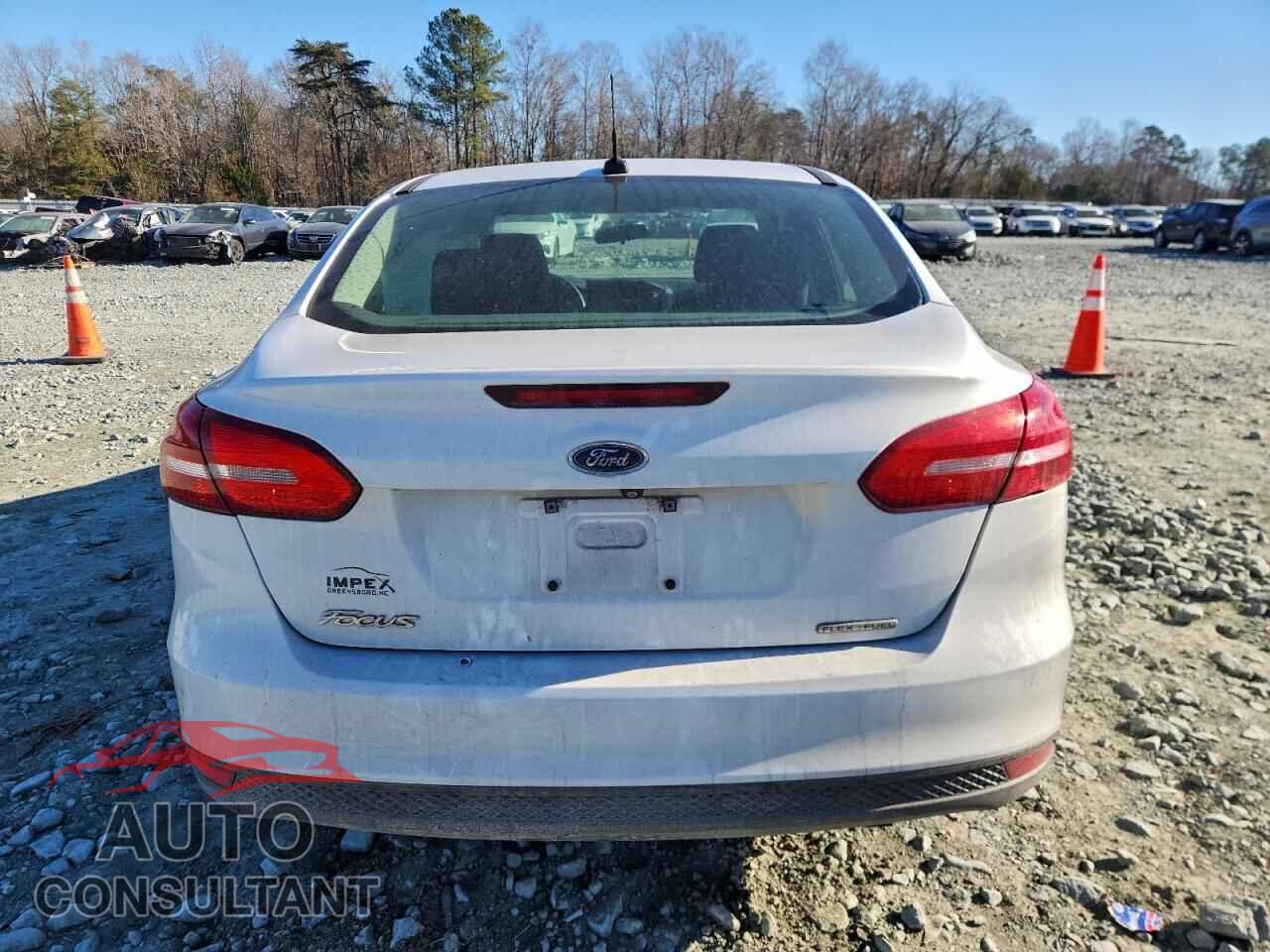 FORD FOCUS 2015 - 1FADP3E26FL362467