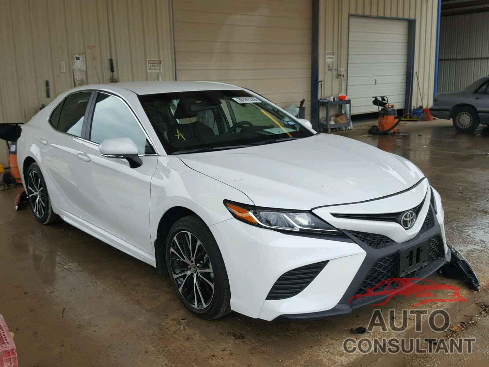 TOYOTA CAMRY 2018 - 4T1B11HK7JU030801