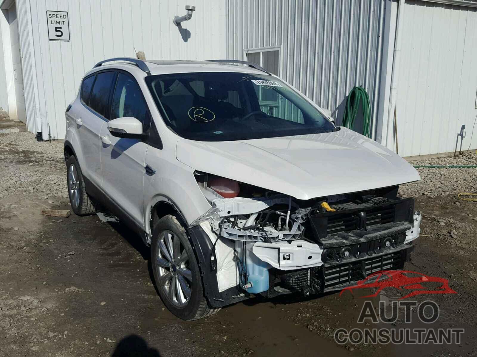 FORD ESCAPE 2017 - 1FMCU9J9XHUD05945