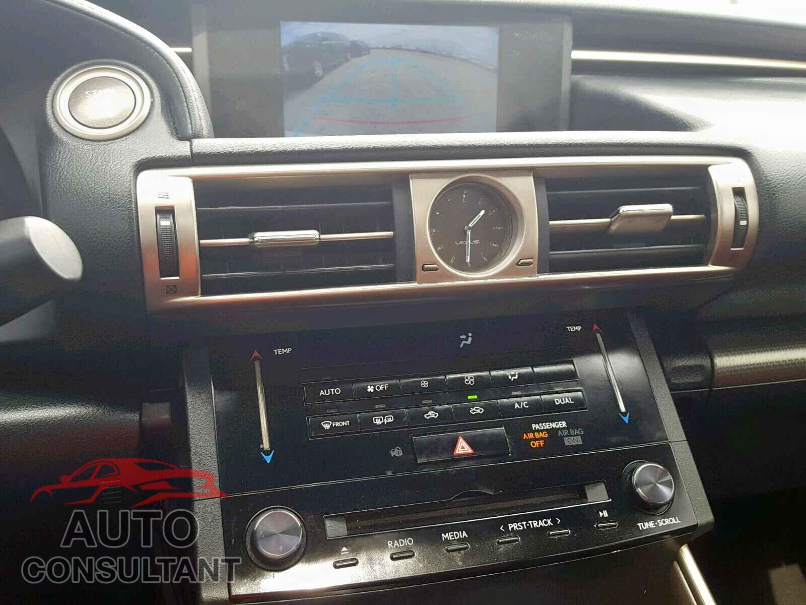LEXUS IS 2014 - JTHBE1D20E5011858