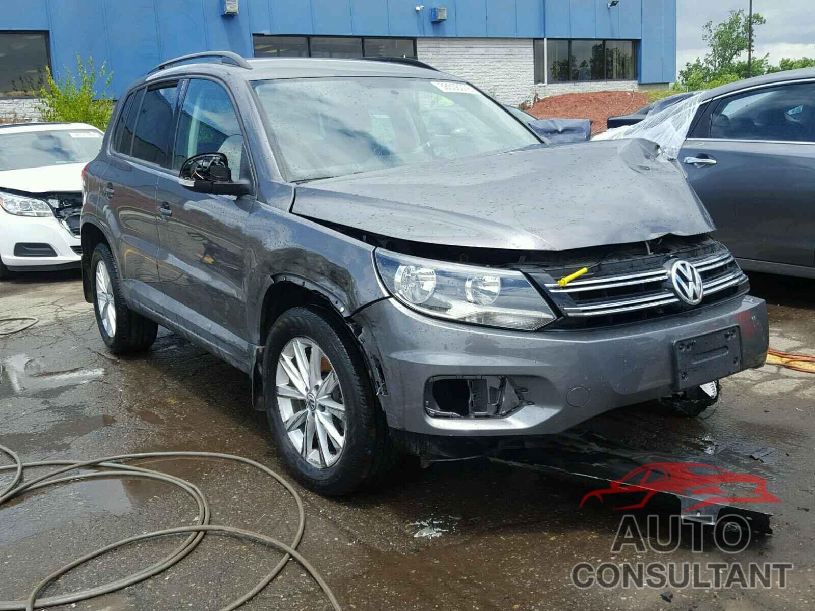 VOLKSWAGEN TIGUAN S 2015 - WVGBV7AX3FW512075