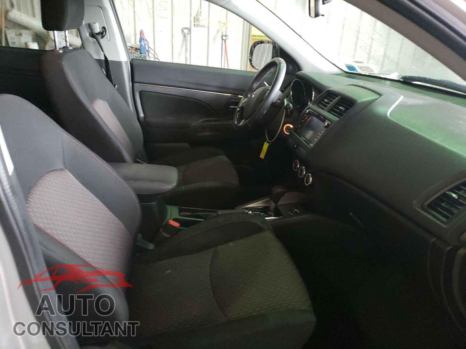 MITSUBISHI OUTLANDER 2018 - JA4AR3AUXJU014828