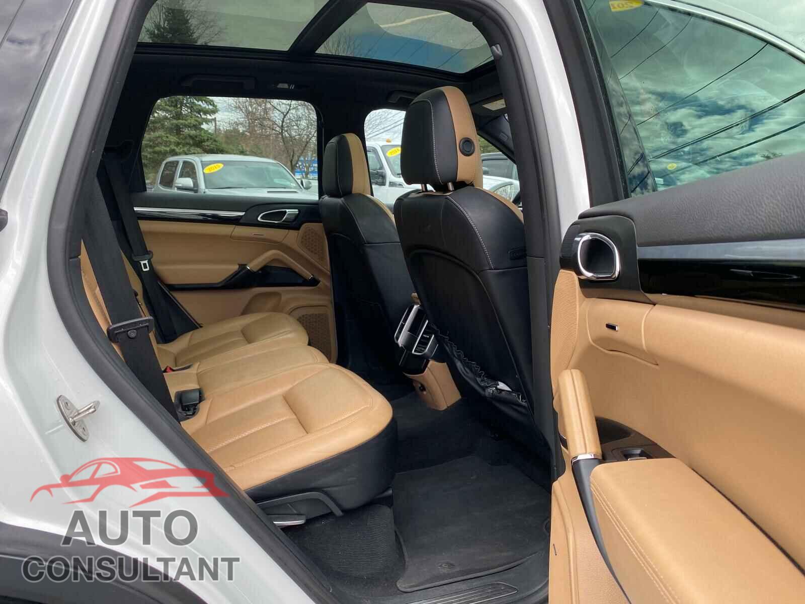 PORSCHE CAYENNE 2016 - WP1AA2A24GLA08686