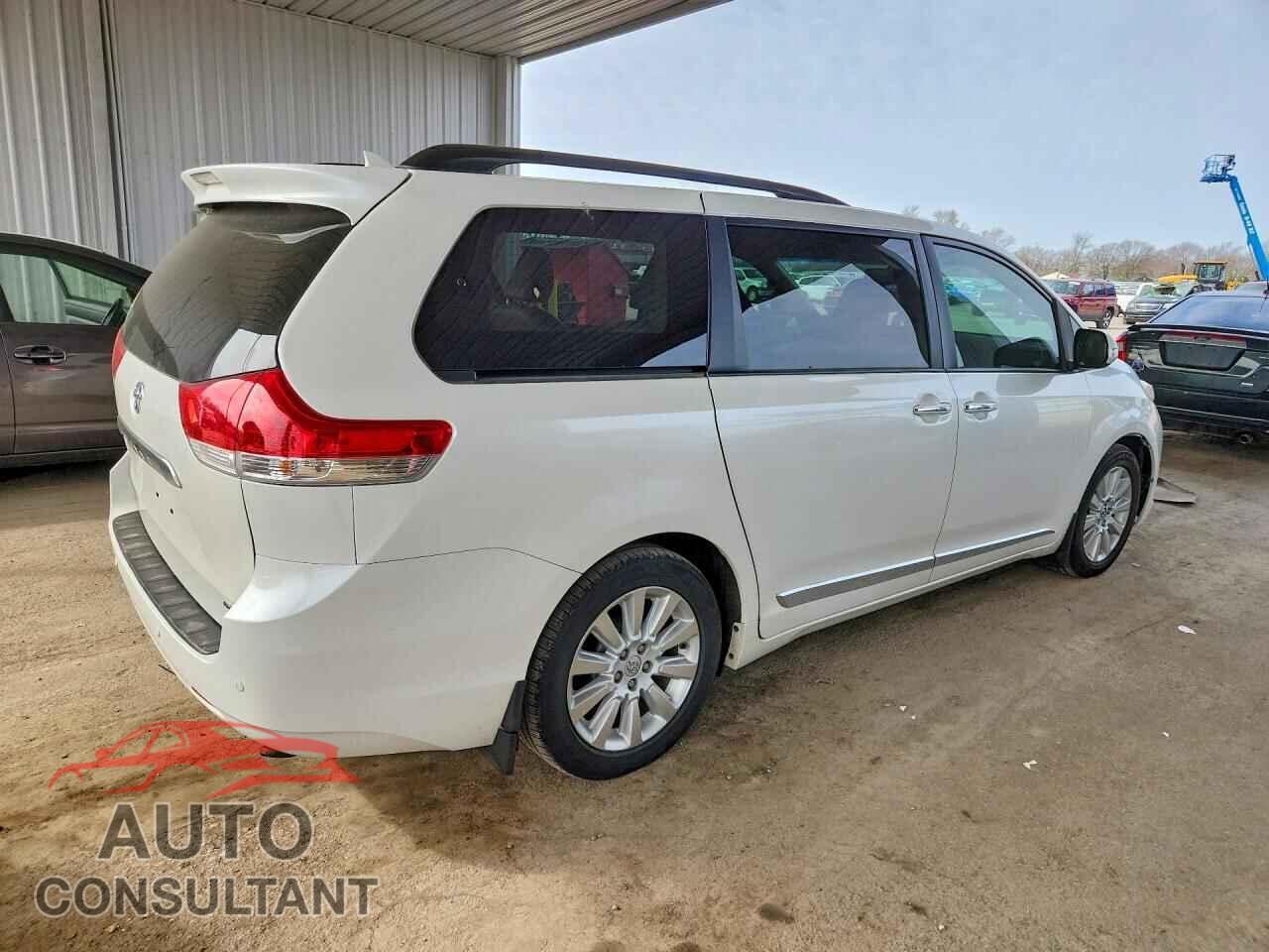 TOYOTA SIENNA 2013 - 5TDYK3DC8DS372191