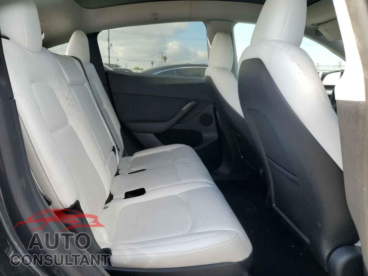 TESLA MODEL Y 2024 - 7SAYGAEE1RF024480