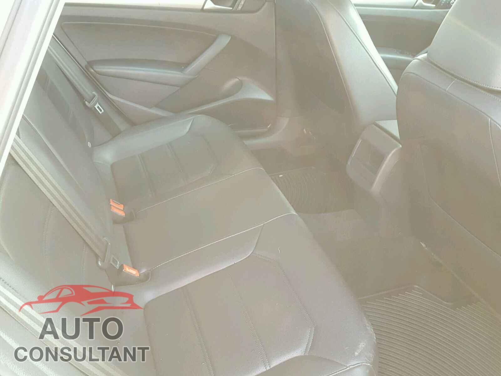 VOLKSWAGEN PASSAT 2015 - 1VWAT7A32FC092066