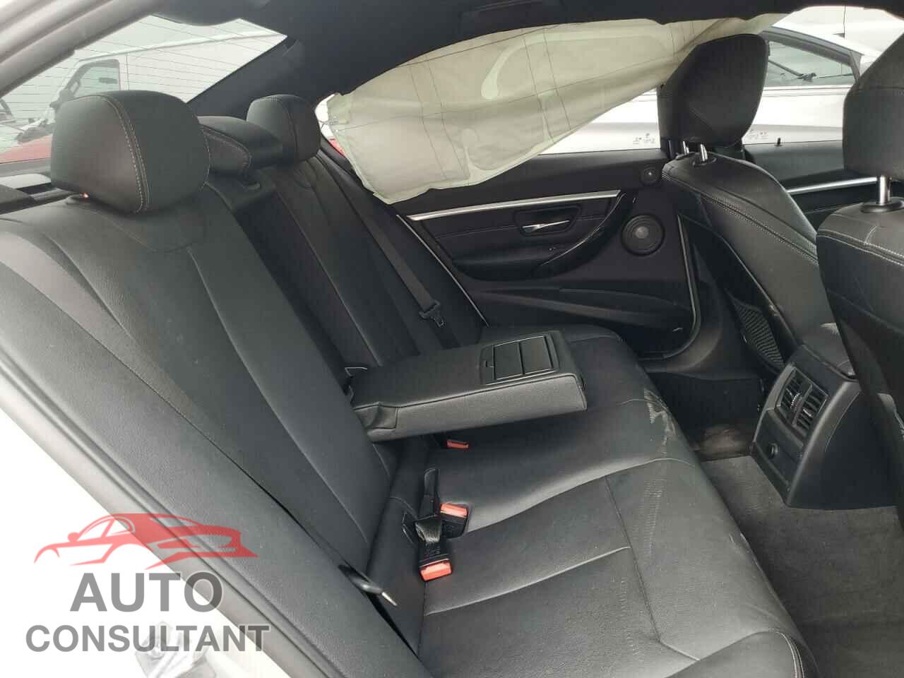 BMW 3 SERIES 2018 - WBA8B3C54JK384583