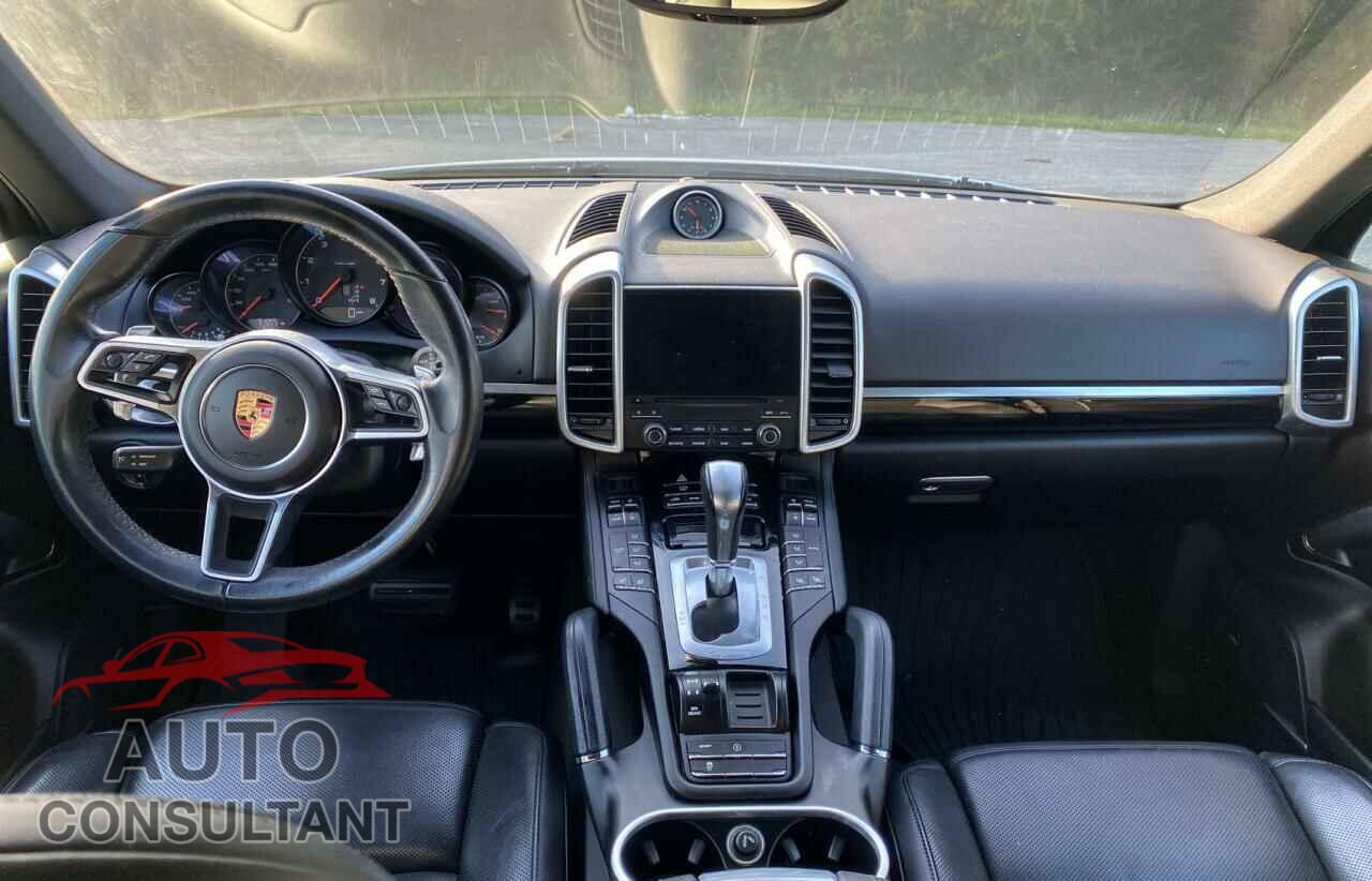 PORSCHE CAYENNE 2017 - WP1AA2A29HKA85500