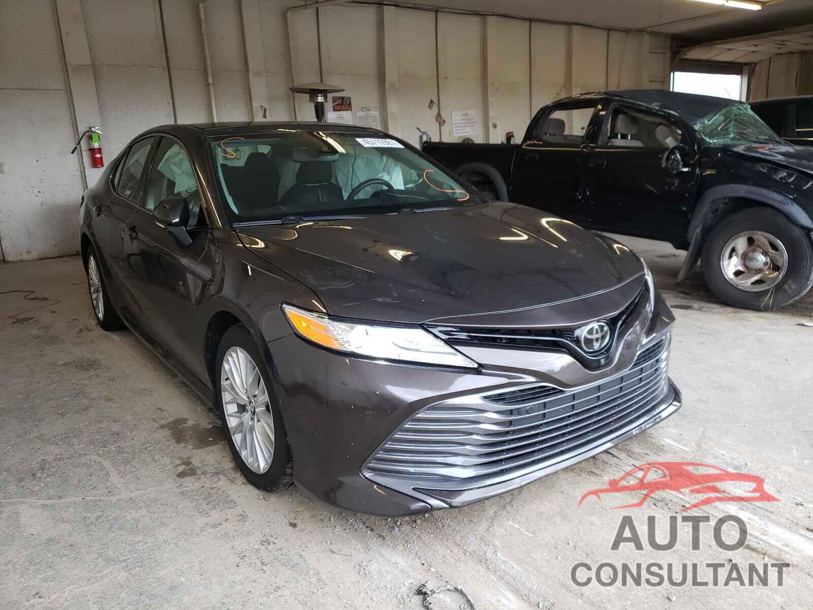 TOYOTA CAMRY 2018 - 4T1B11HK2JU013873