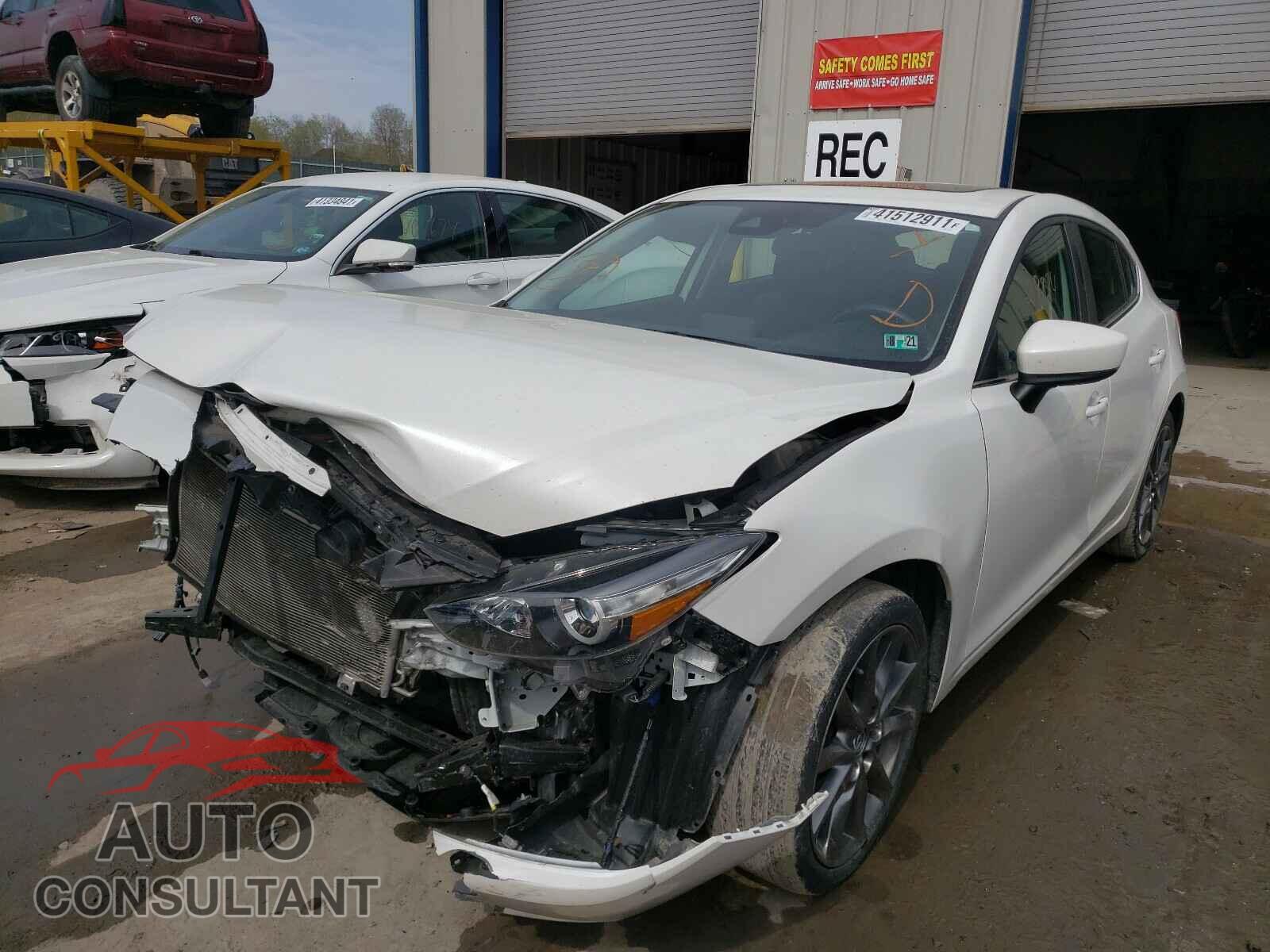MAZDA 3 2018 - 3MZBN1L33JM255100