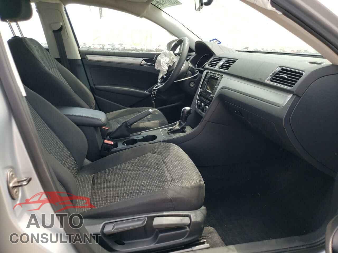 VOLKSWAGEN PASSAT 2016 - 1VWAT7A31GC049064