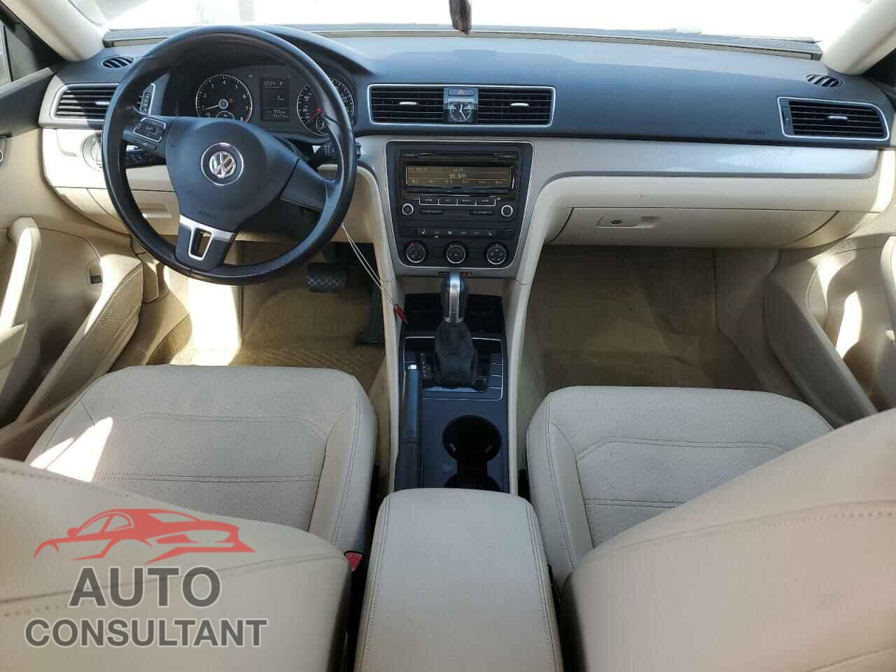 VOLKSWAGEN PASSAT 2015 - 1VWAT7A38FC070282