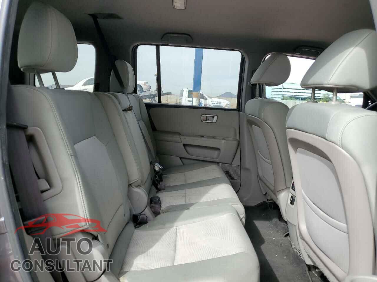 HONDA PILOT 2015 - 5FNYF3H28FB021648