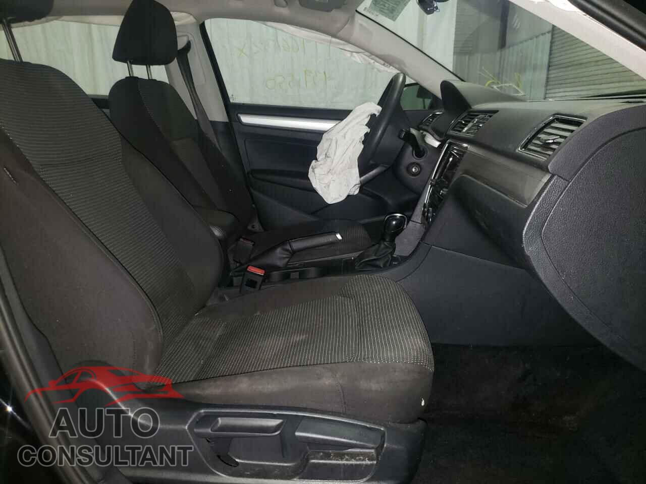 VOLKSWAGEN PASSAT 2017 - 1VWAT7A38HC062136