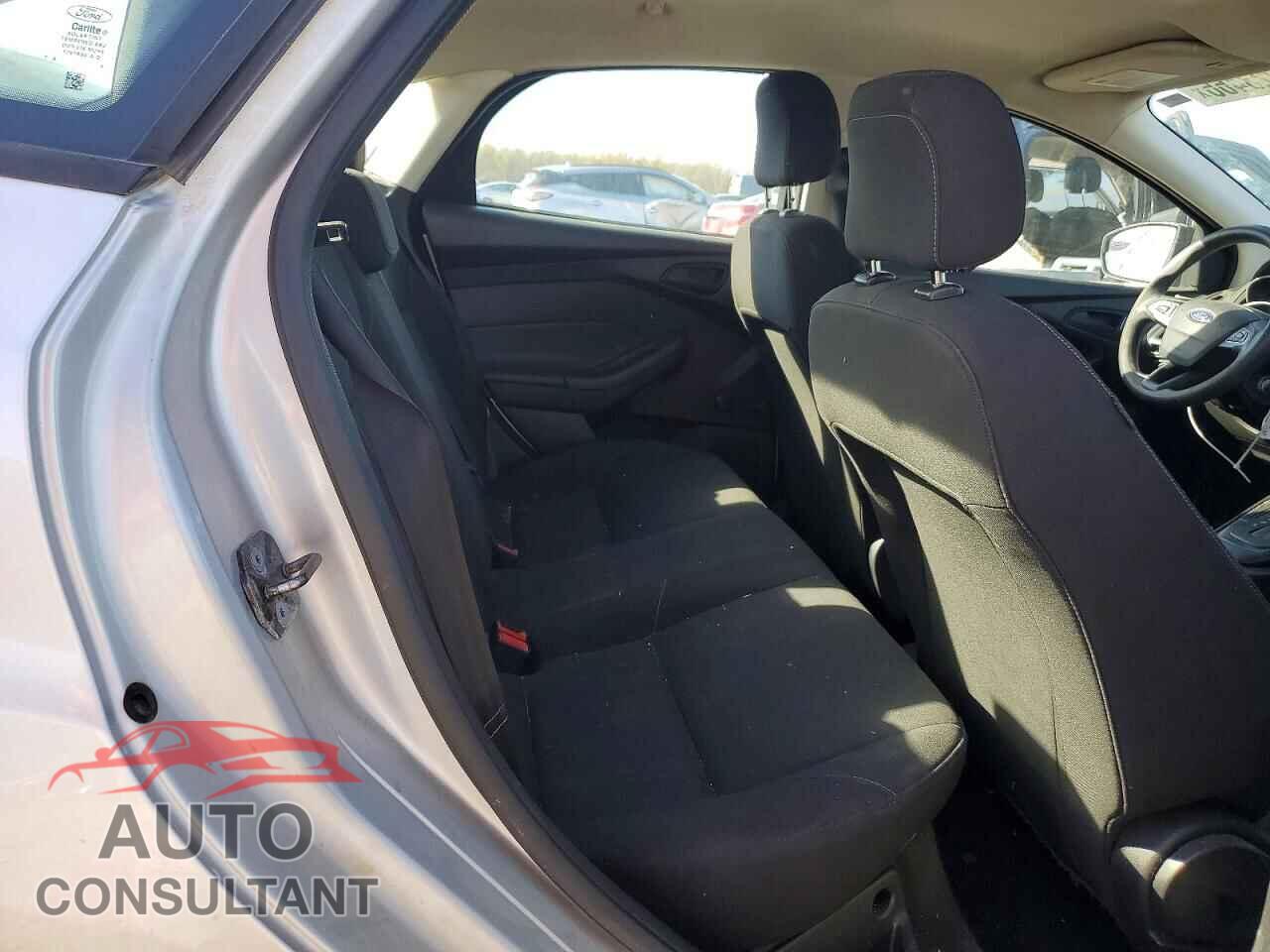 FORD FOCUS 2018 - 1FADP3E28JL299459