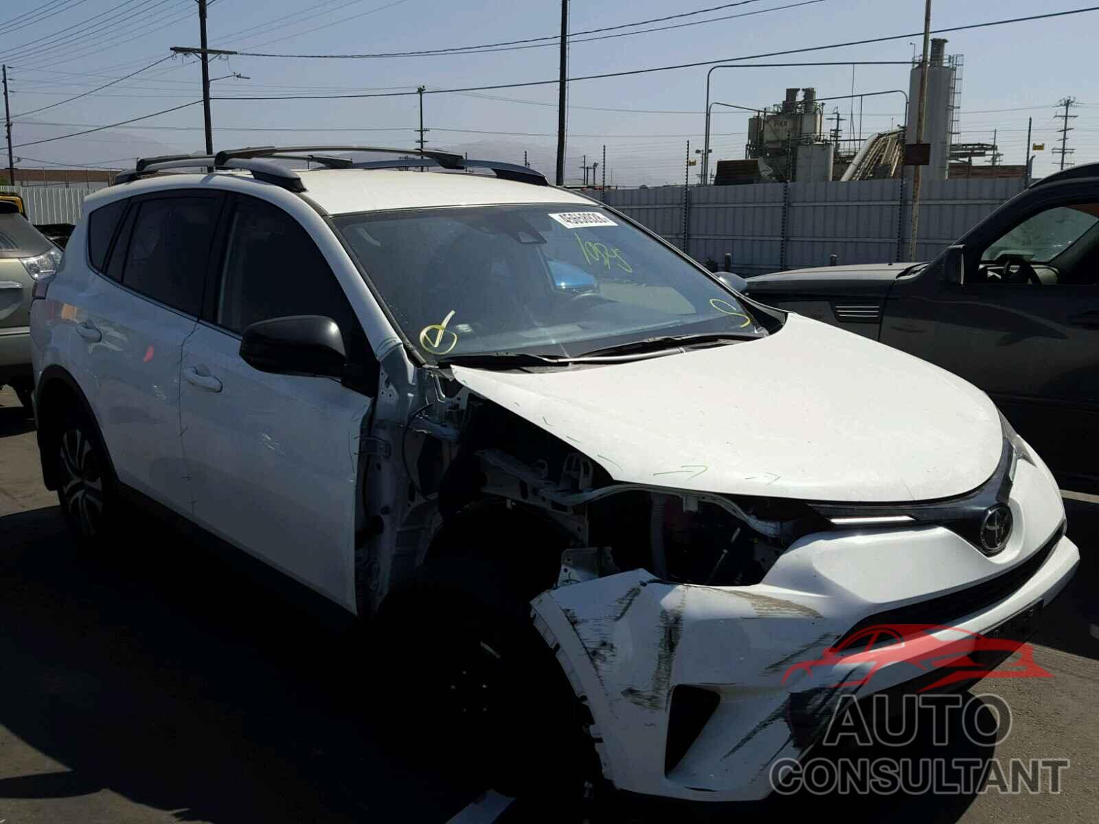 TOYOTA RAV4 LE 2017 - JTMZFREV2HJ716404