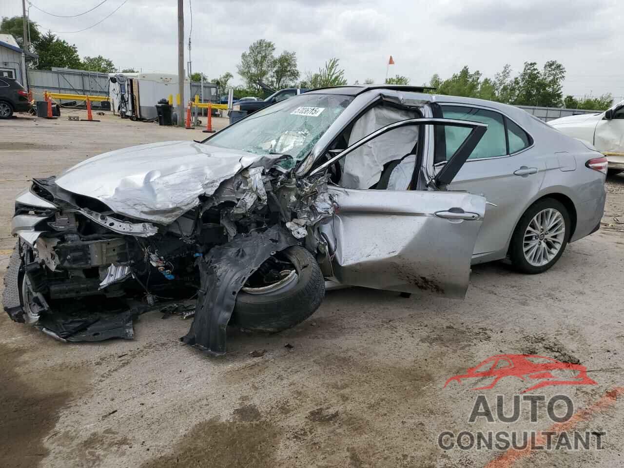 TOYOTA CAMRY 2018 - 4T1B11HK4JU500704