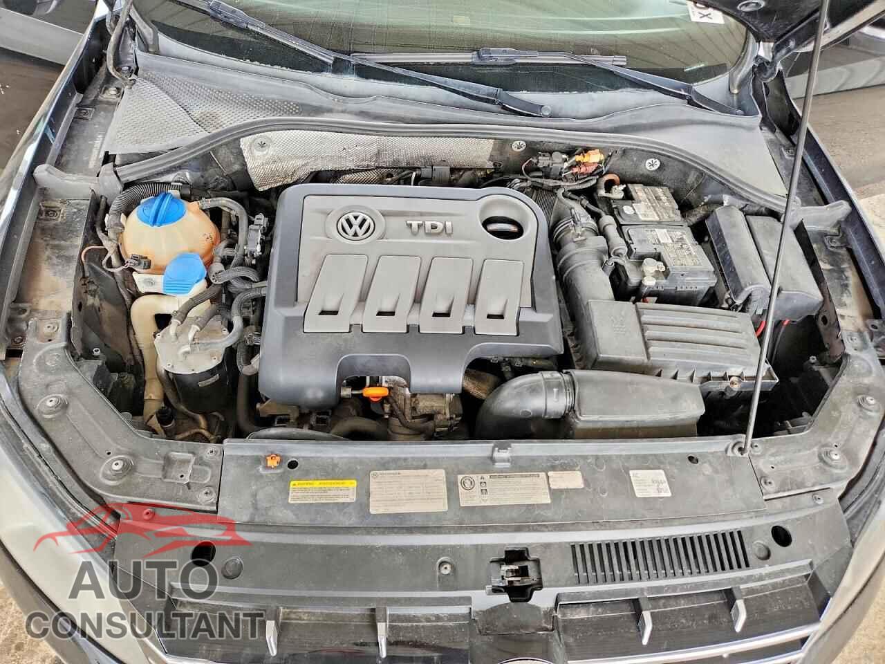 VOLKSWAGEN PASSAT 2013 - 1VWBN7A38DC064008