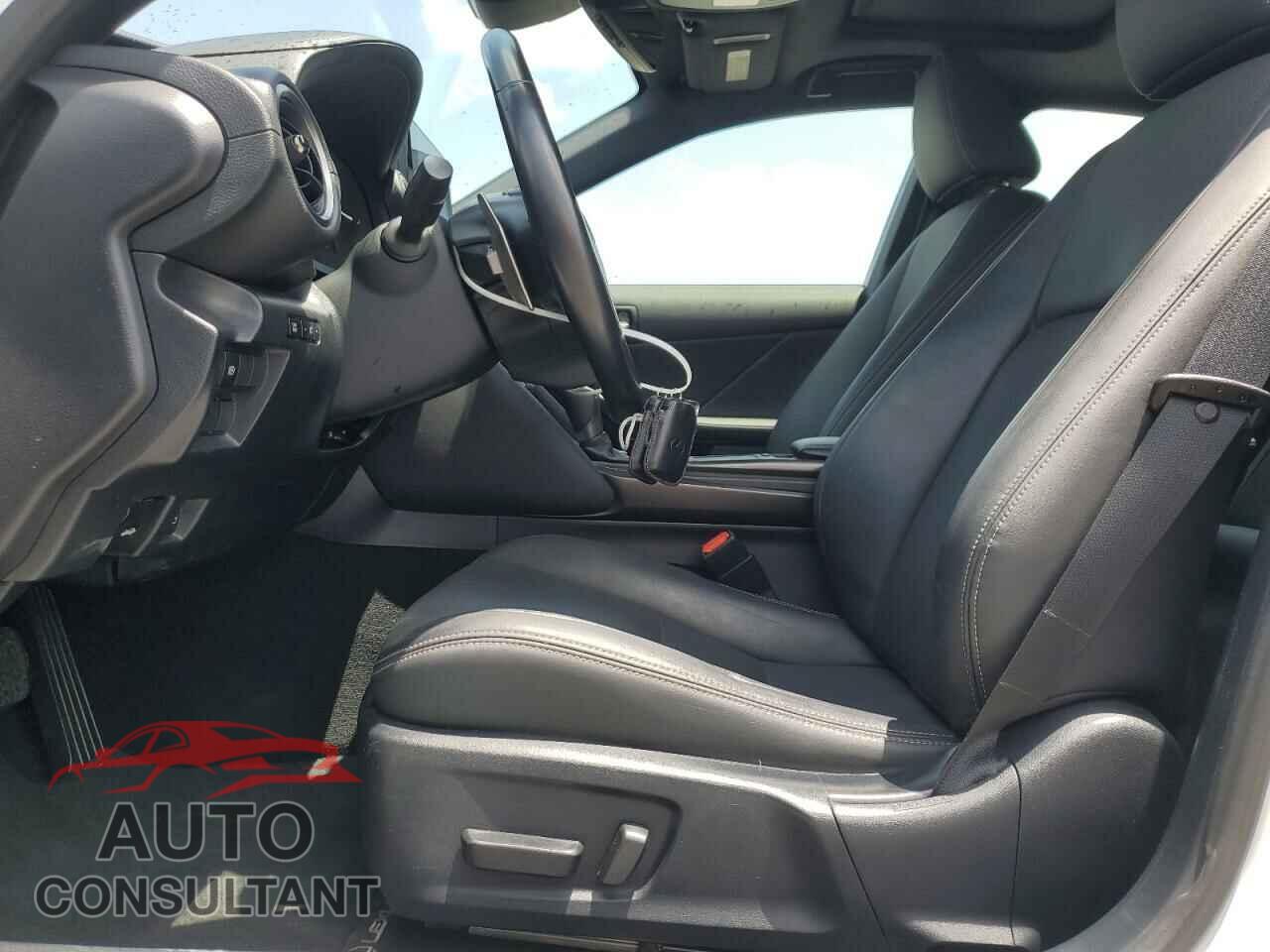 LEXUS IS 2021 - JTHCA1D21M5114771