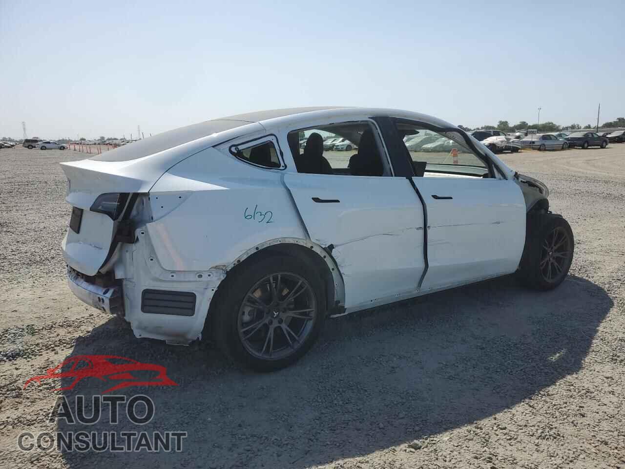 TESLA MODEL Y 2024 - 7SAYGAEE2RF103110