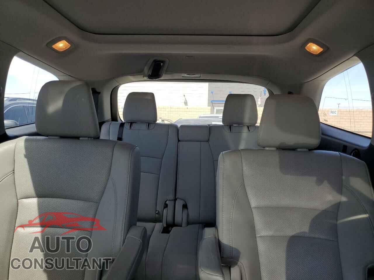 HONDA PILOT 2017 - 5FNYF6H05HB054593