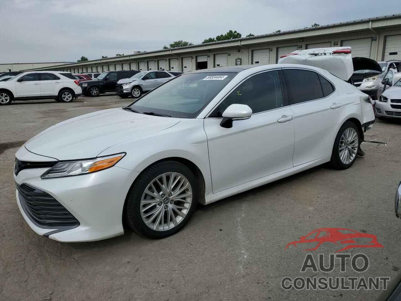 TOYOTA CAMRY 2018 - 4T1B11HK8JU023923