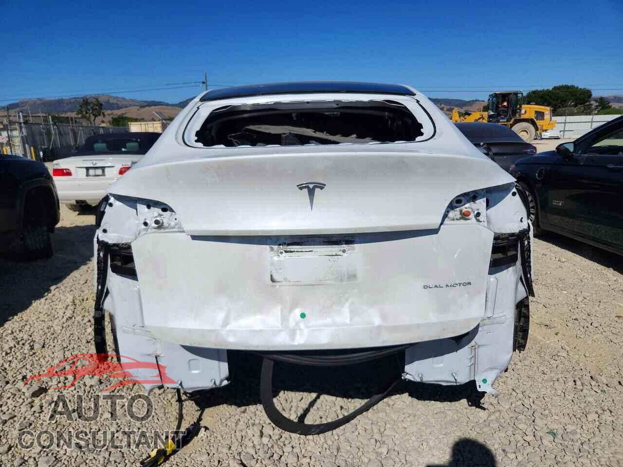 TESLA MODEL Y 2024 - 7SAYGAEE2RF008613