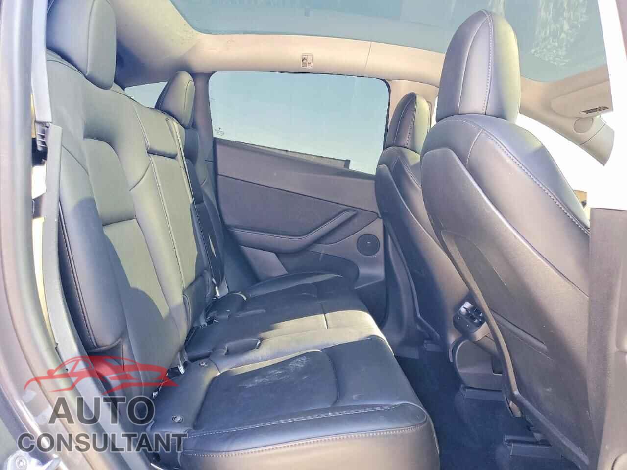 TESLA MODEL Y 2021 - 5YJYGDEE1MF293733