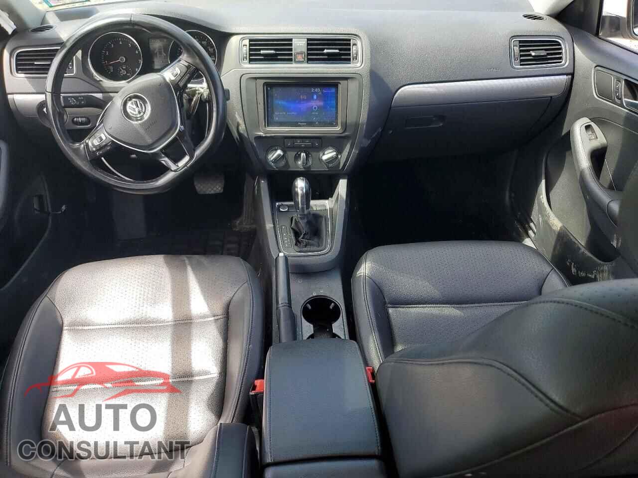 VOLKSWAGEN JETTA 2017 - 3VWDB7AJ5HM392085