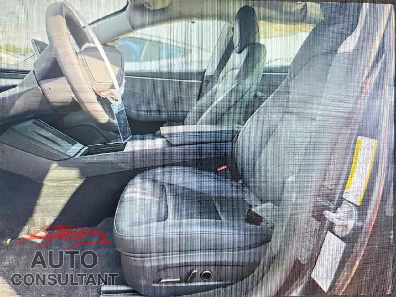 TESLA MODEL 3 2025 - 5YJ3E1EA3SF037103