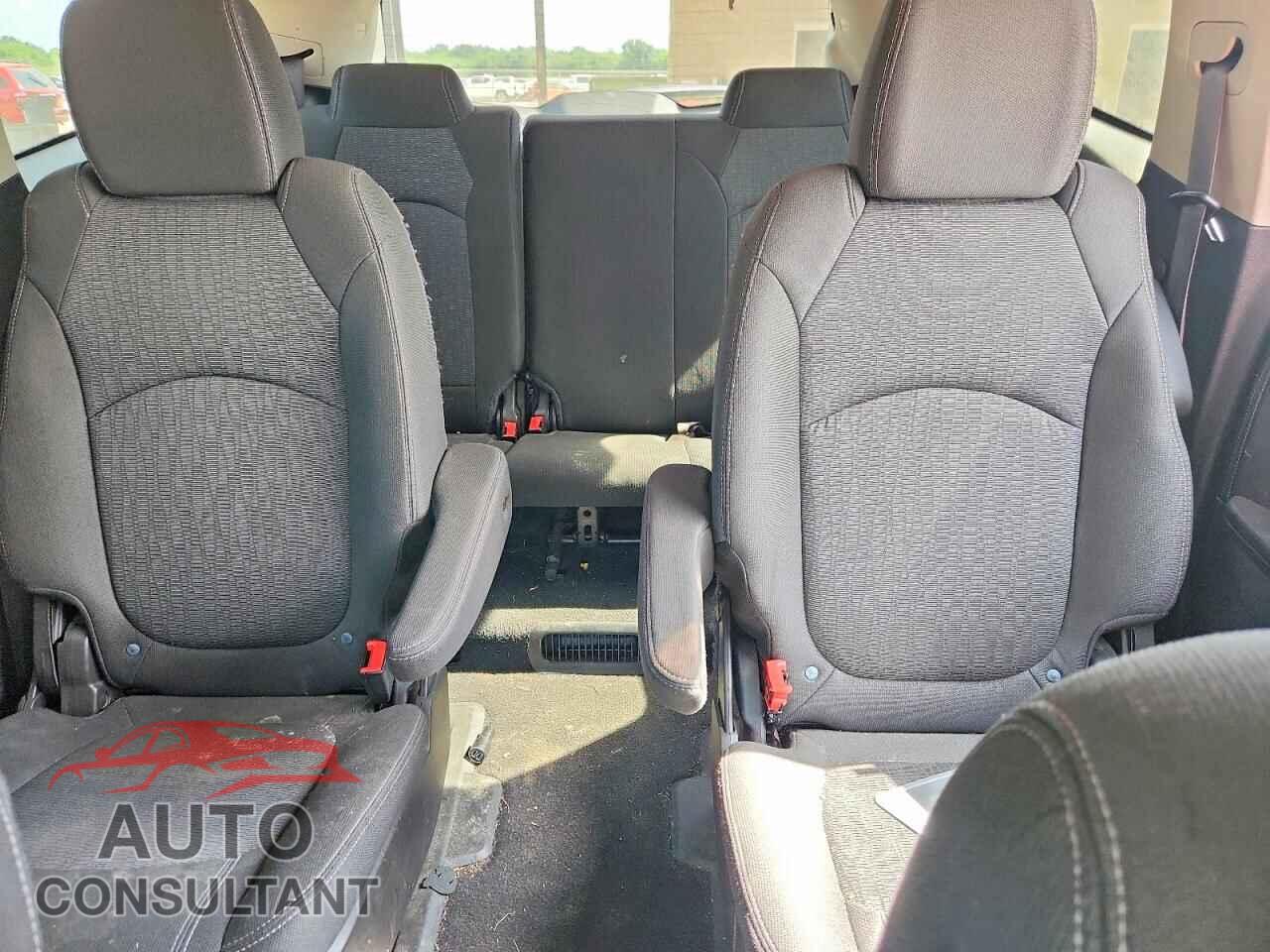 CHEVROLET TRAVERSE 2015 - 1GNKRHKD2FJ142518