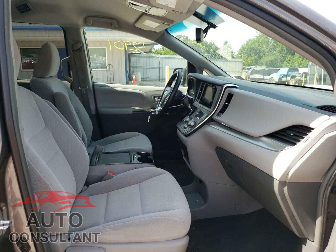TOYOTA SIENNA 2017 - 5TDKZ3DC5HS777111