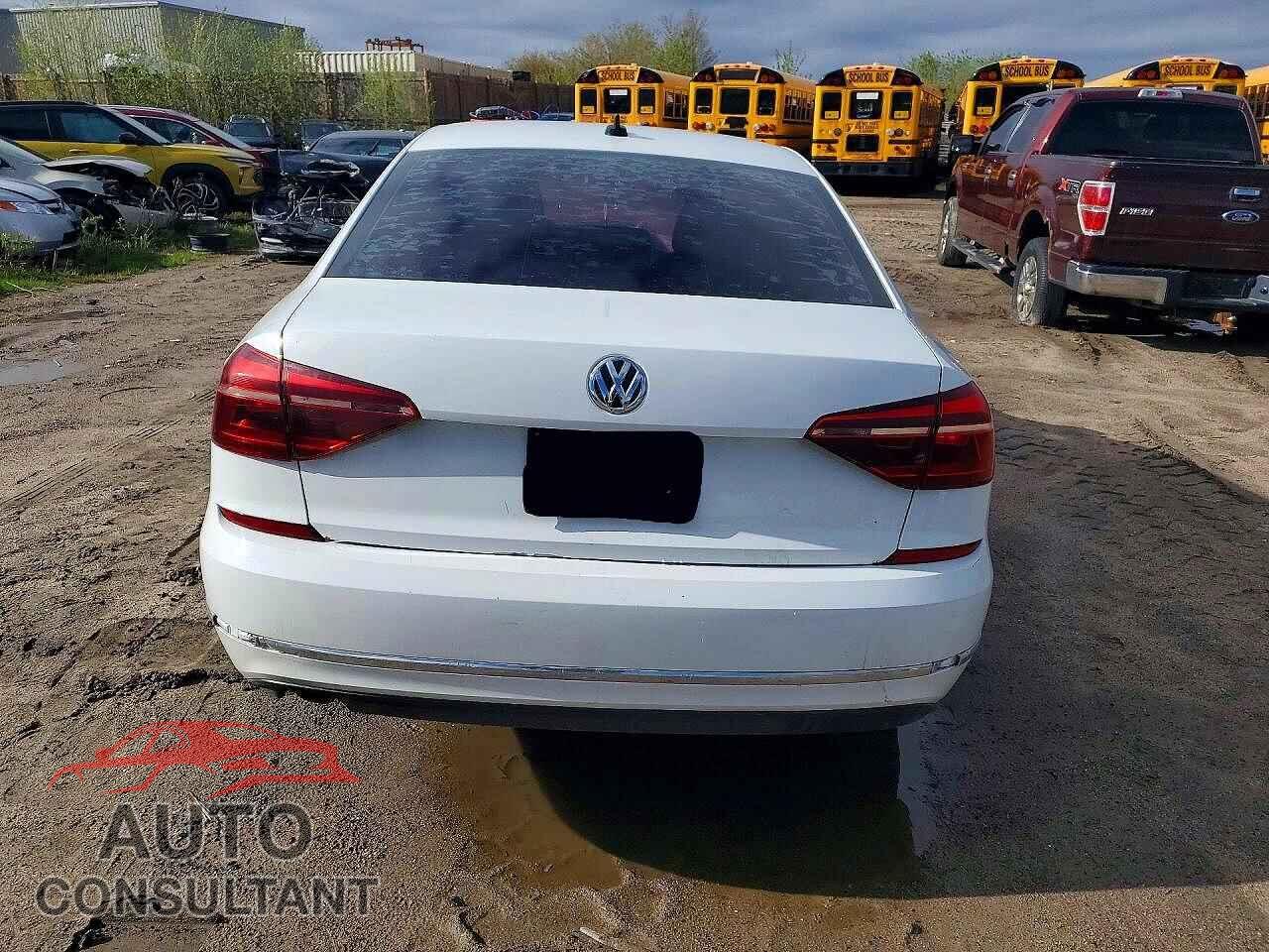 VOLKSWAGEN PASSAT 2018 - 1VWAA7A33JC022400