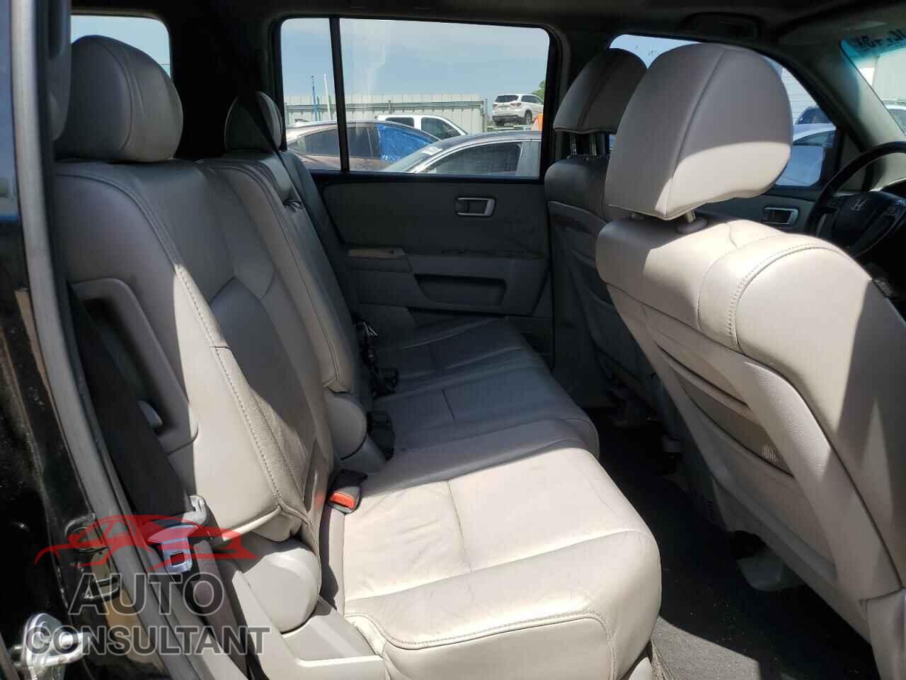 HONDA PILOT 2011 - 5FNYF4H50BB013246