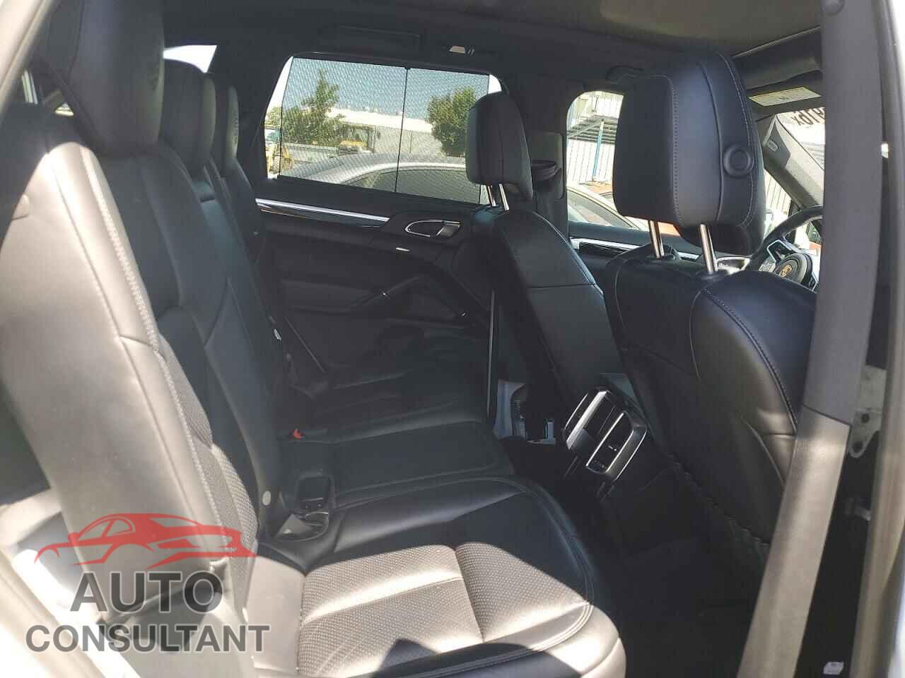 PORSCHE CAYENNE 2018 - WP1AA2A26JKA06970