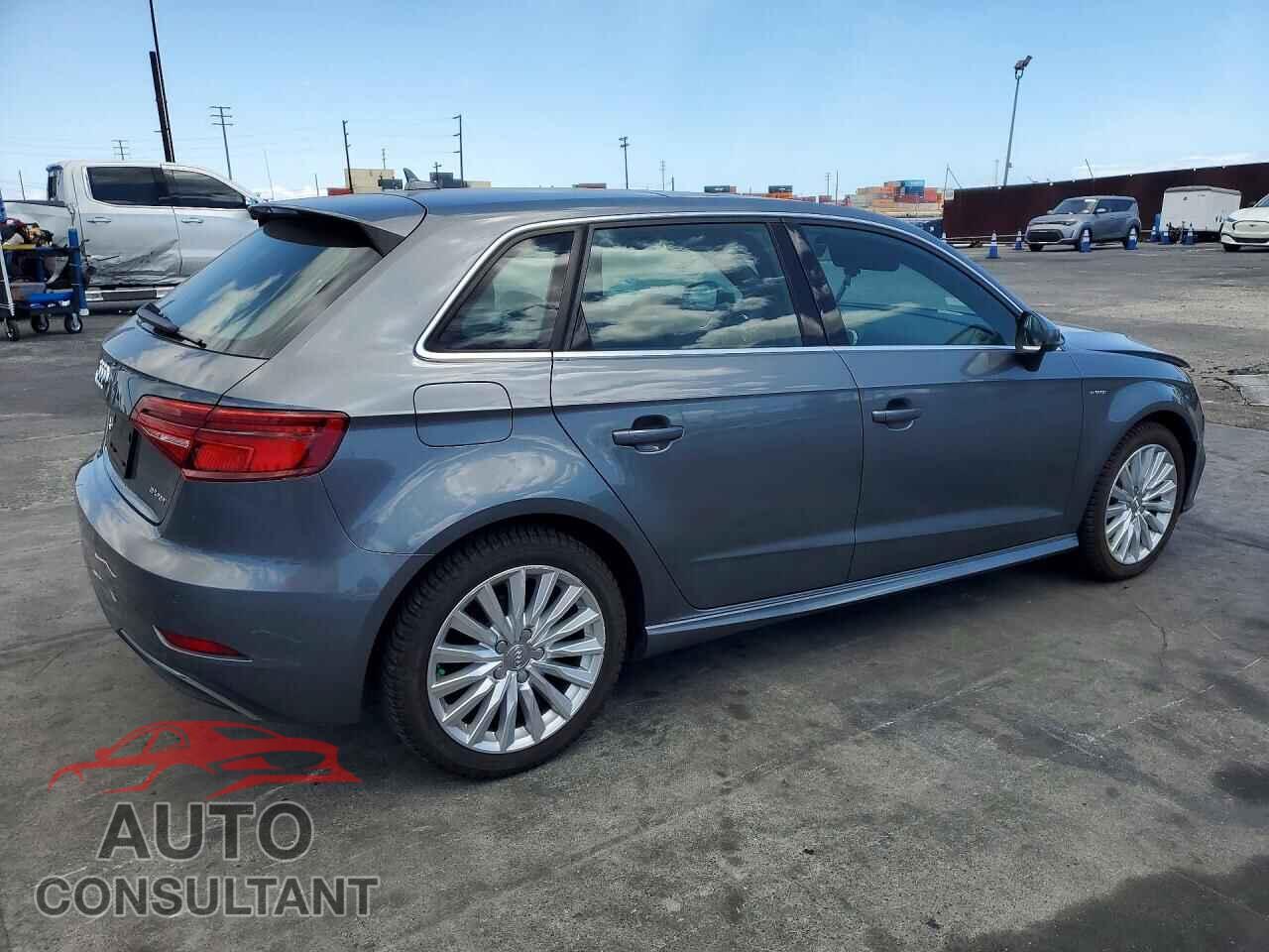 AUDI A3 2017 - WAUTPBFF9HA059180