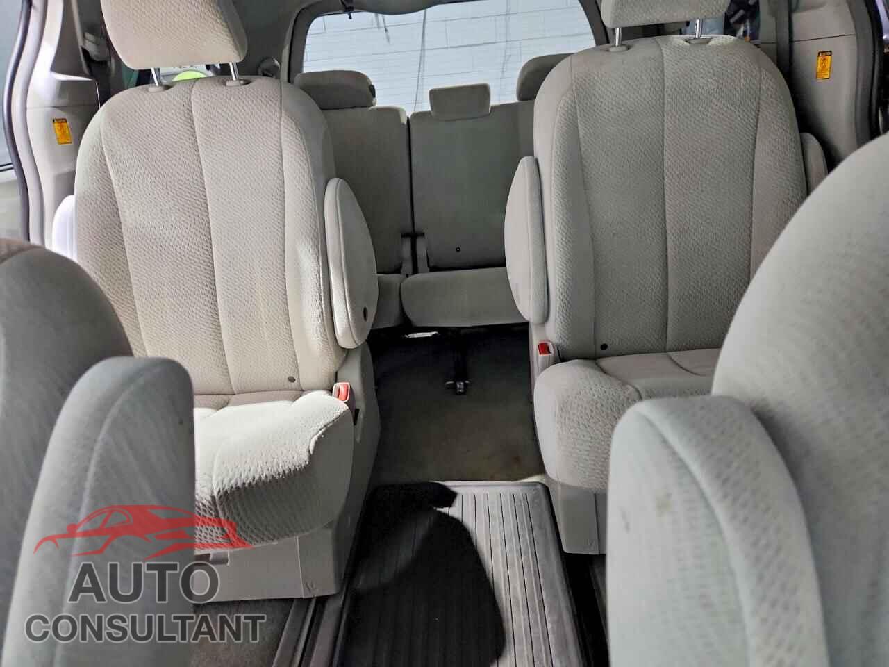 TOYOTA SIENNA 2011 - 5TDJK3DC4BS025326