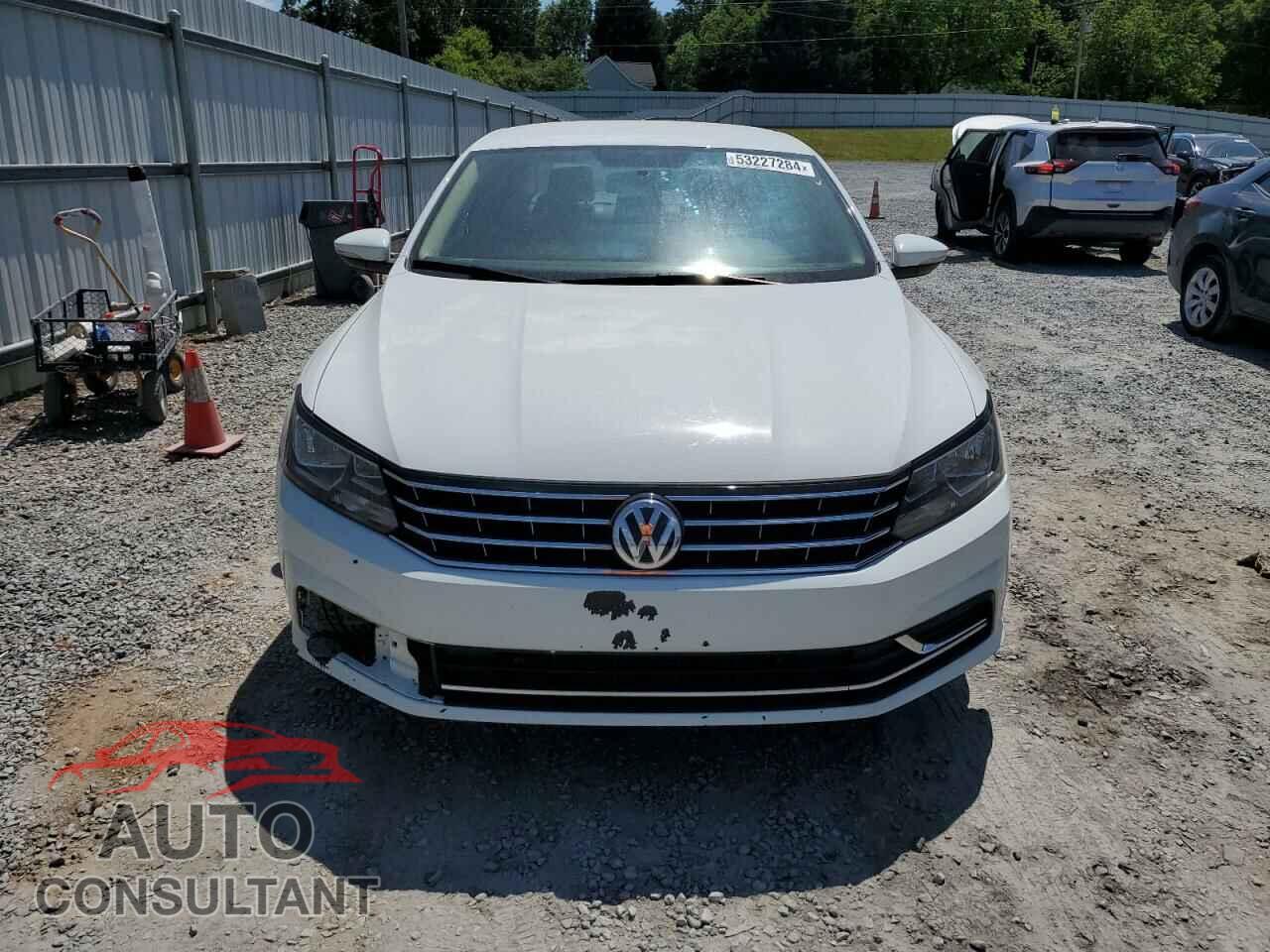 VOLKSWAGEN PASSAT 2017 - 1VWAT7A37HC083138