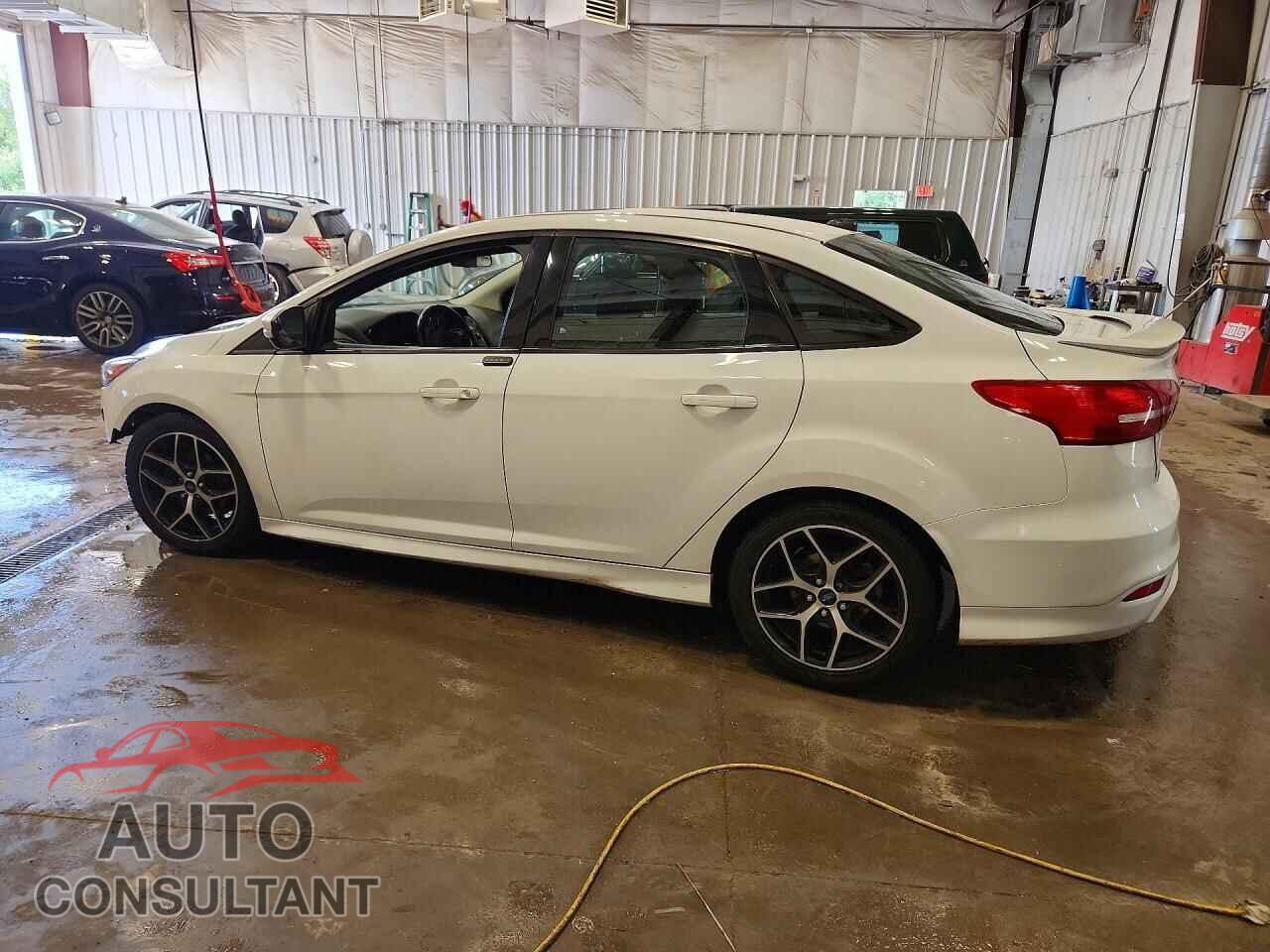 FORD FOCUS 2015 - 1FADP3F2XFL322830