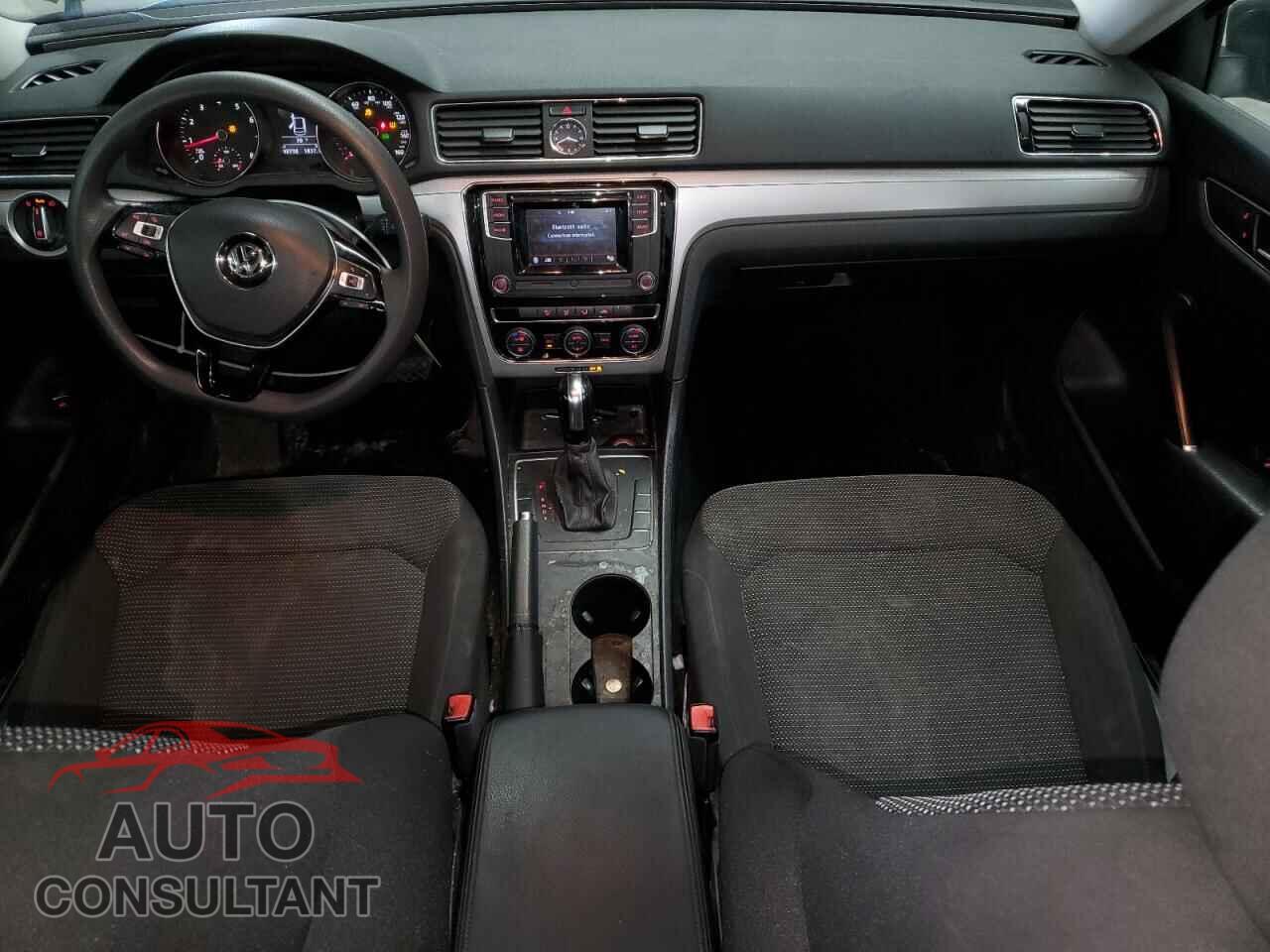 VOLKSWAGEN PASSAT 2017 - 1VWAT7A38HC006830