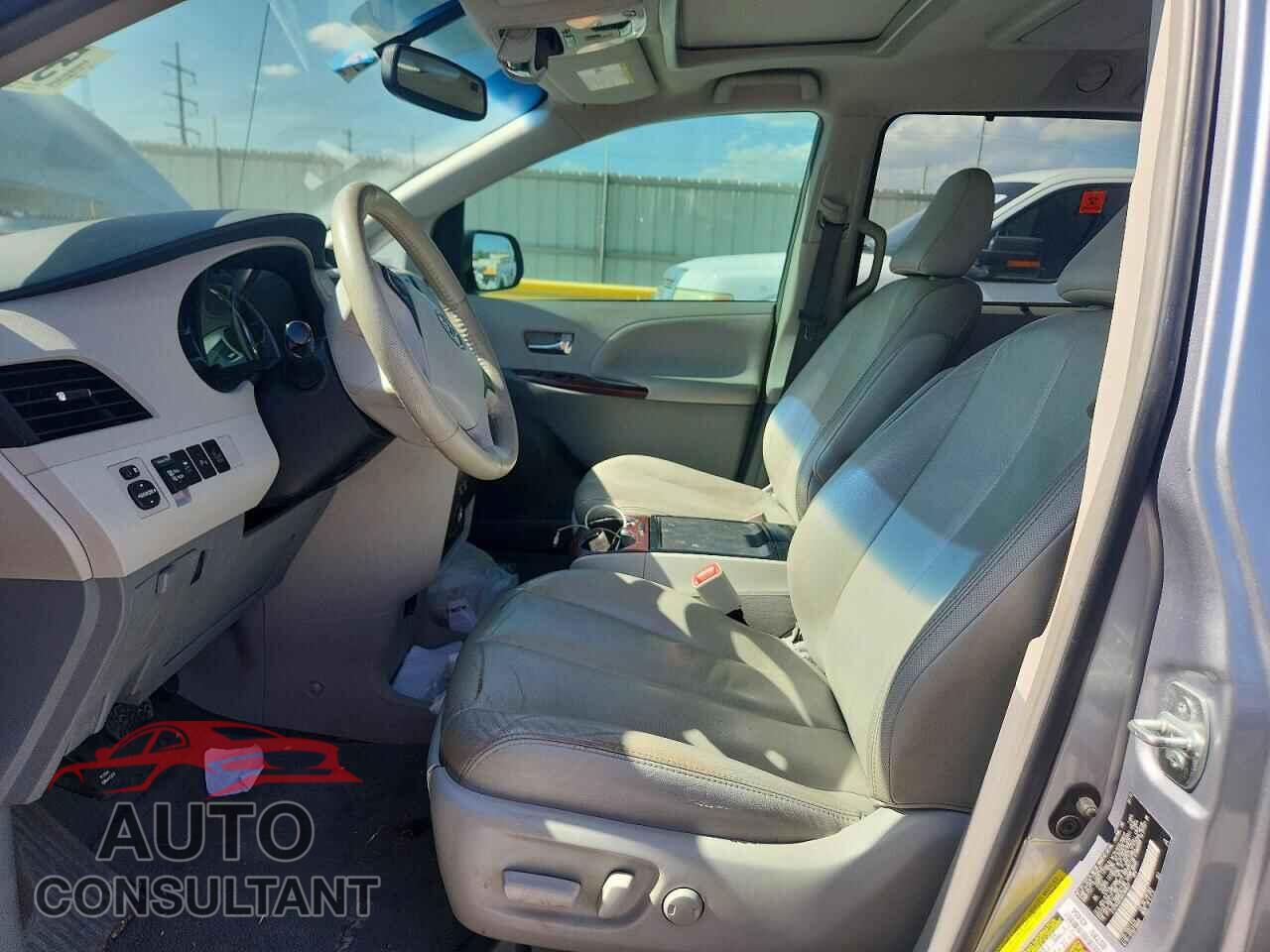 TOYOTA SIENNA 2013 - 5TDYK3DC5DS389627