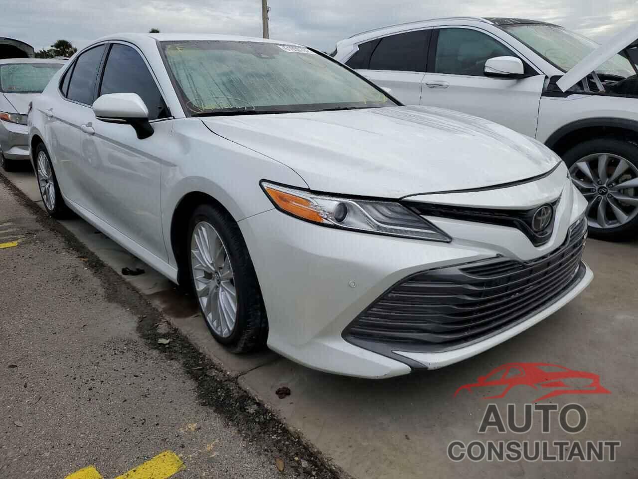 TOYOTA CAMRY 2018 - 4T1B11HK1JU045617
