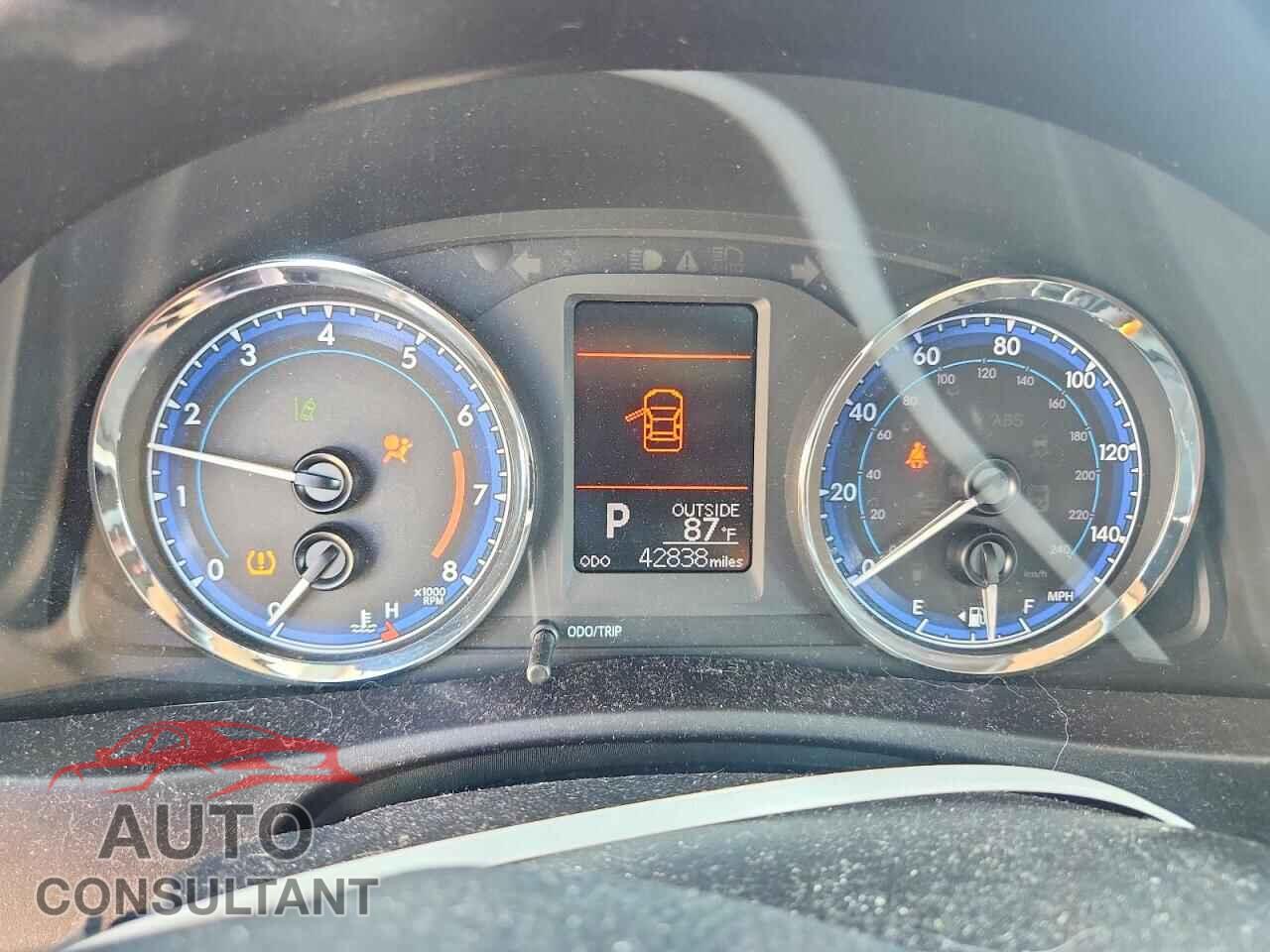 TOYOTA COROLLA 2018 - 5YFBURHE6JP819829